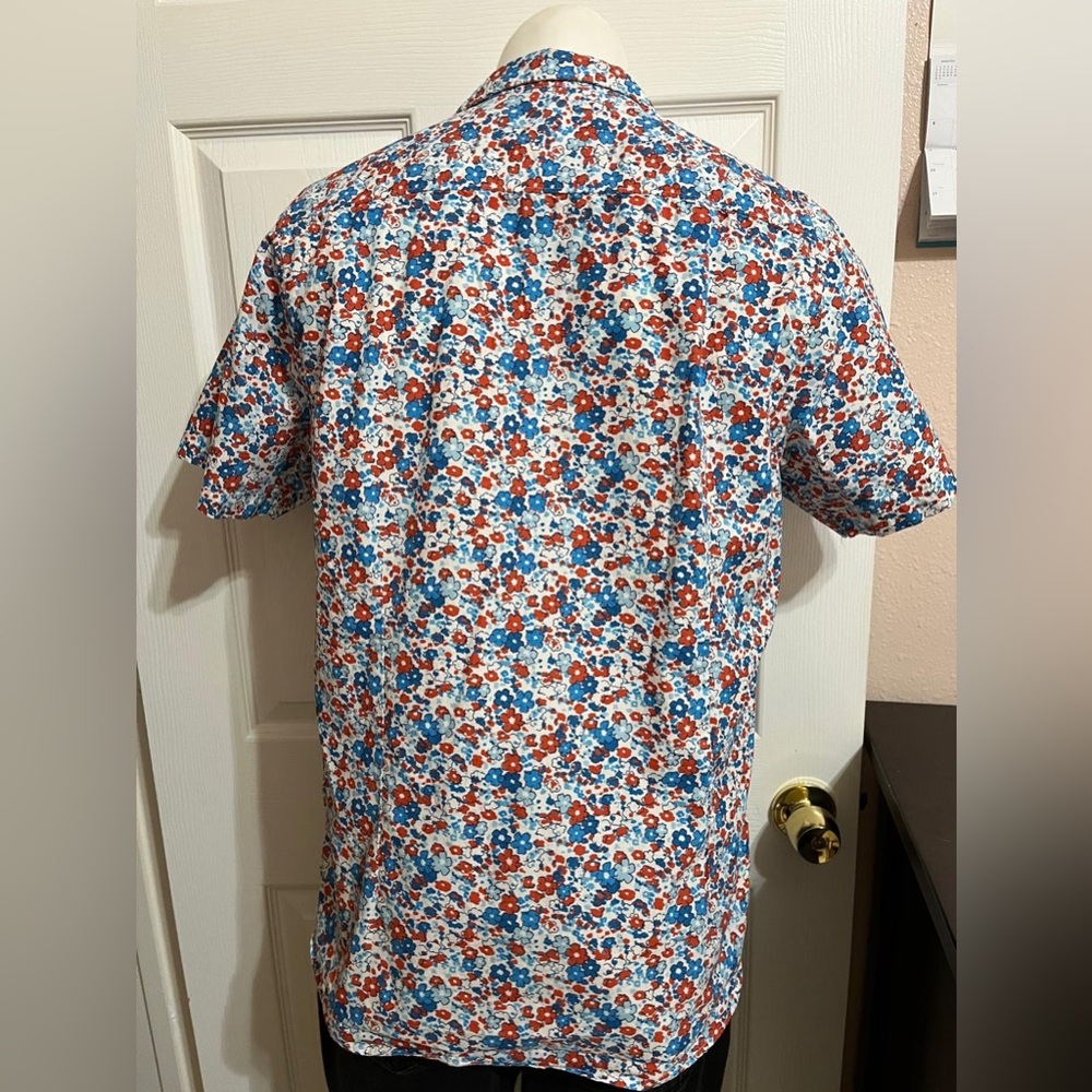 (10) Across the Pond Blue and red floral short sleeve button up shirt - Picture 8 of 16